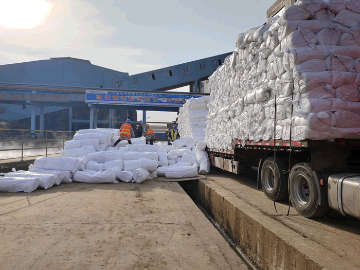 沁陽市恒瑞實業有限公司保溫棉卸貨